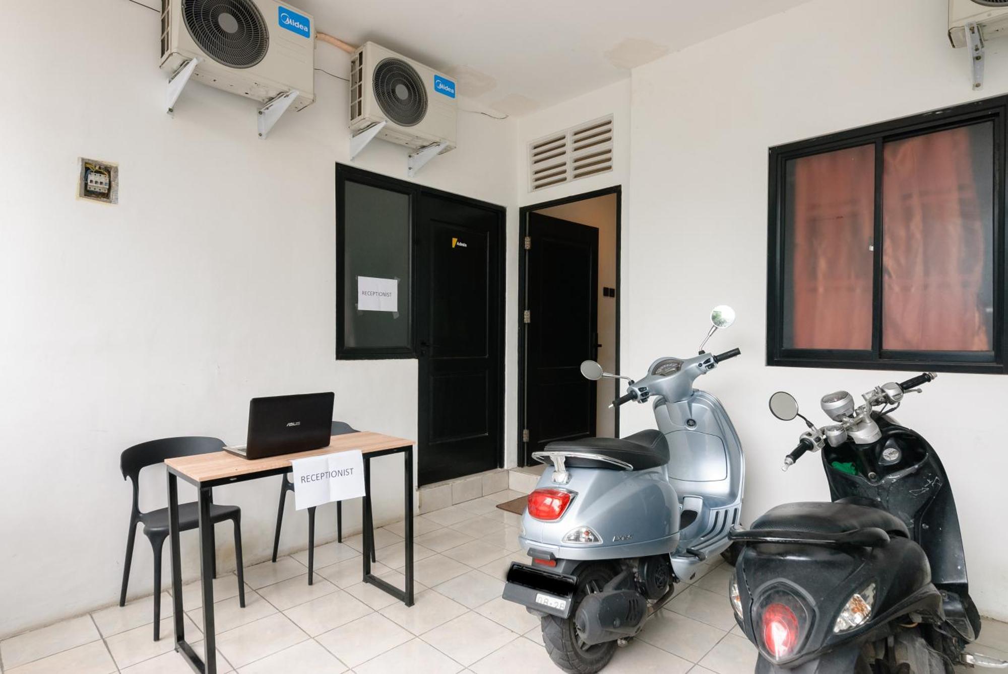Hotel Reddoorz At Flamboyan Harapan Indah Bekasi Exterior foto