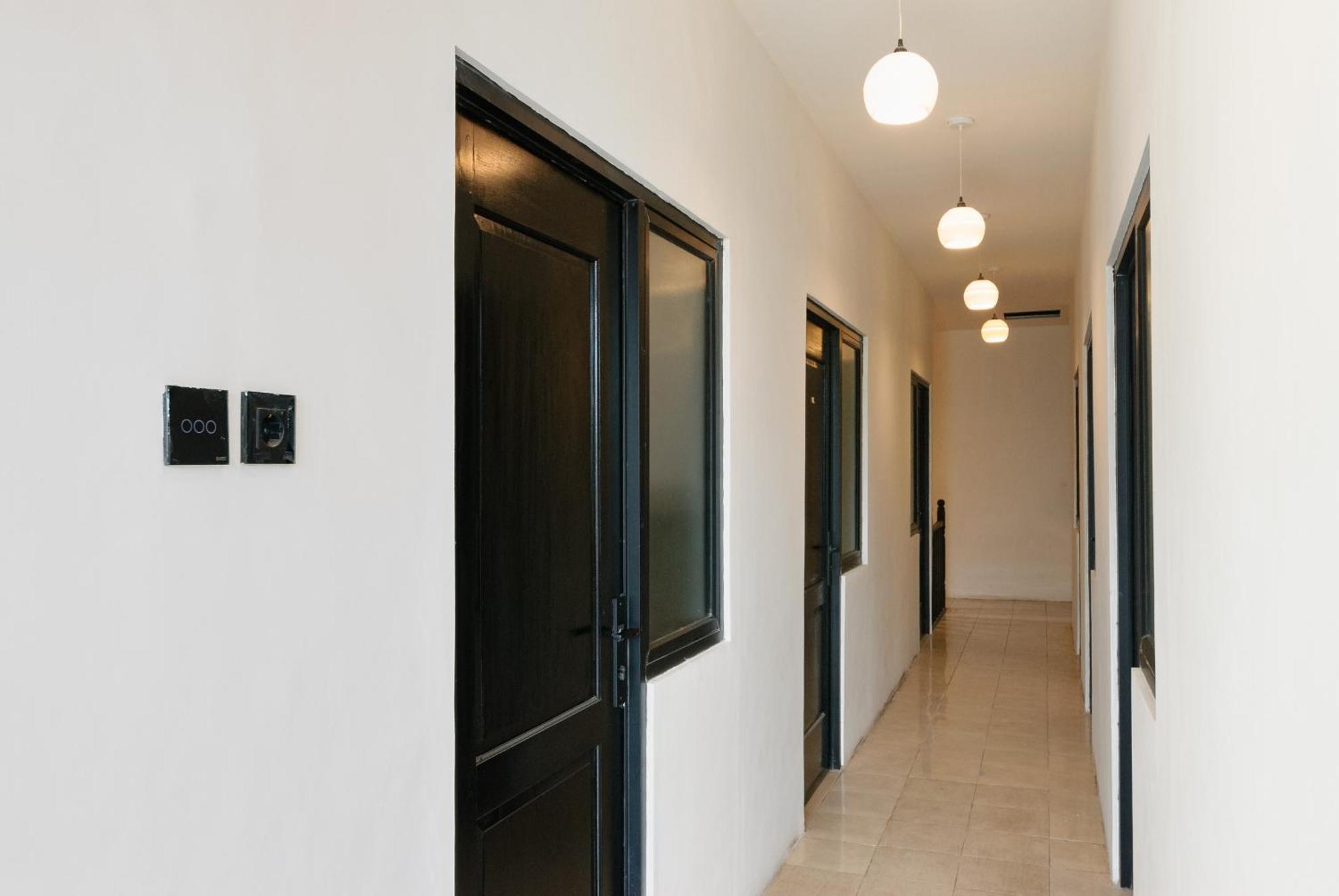 Hotel Reddoorz At Flamboyan Harapan Indah Bekasi Exterior foto