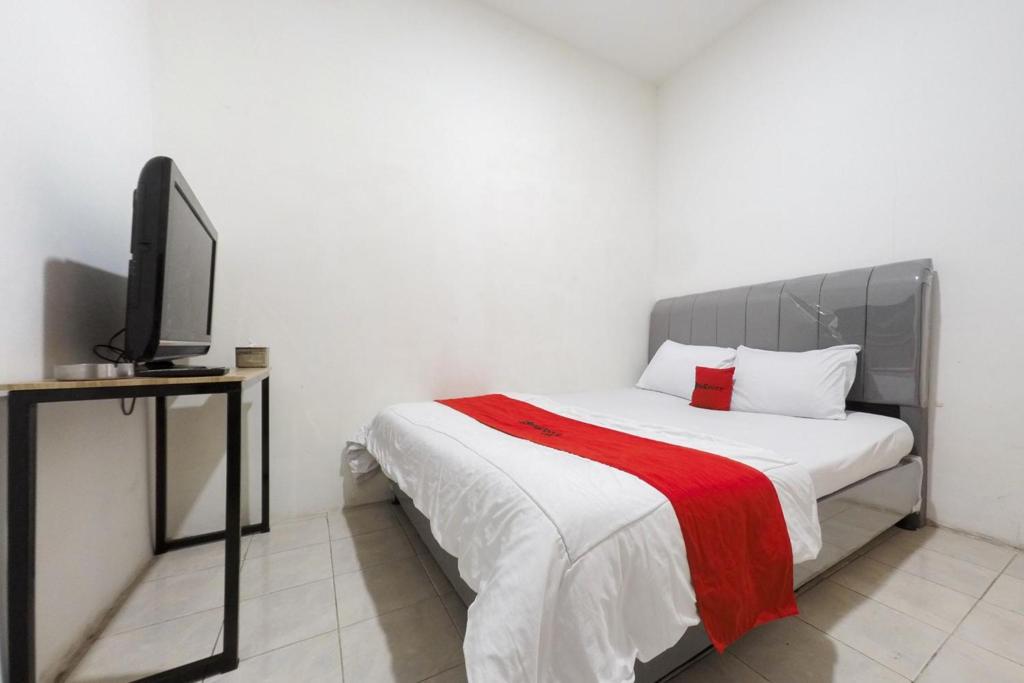 Hotel Reddoorz At Flamboyan Harapan Indah Bekasi Exterior foto